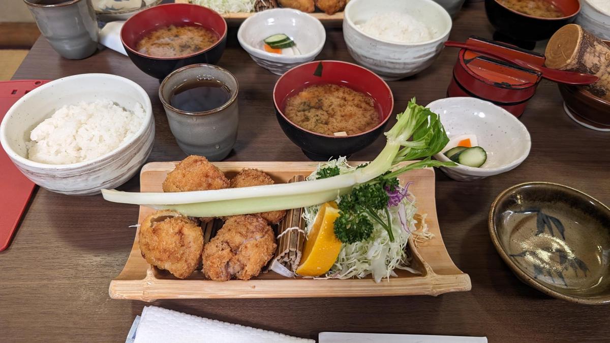ひれかつ定食、セロリが一本でかでかのっている